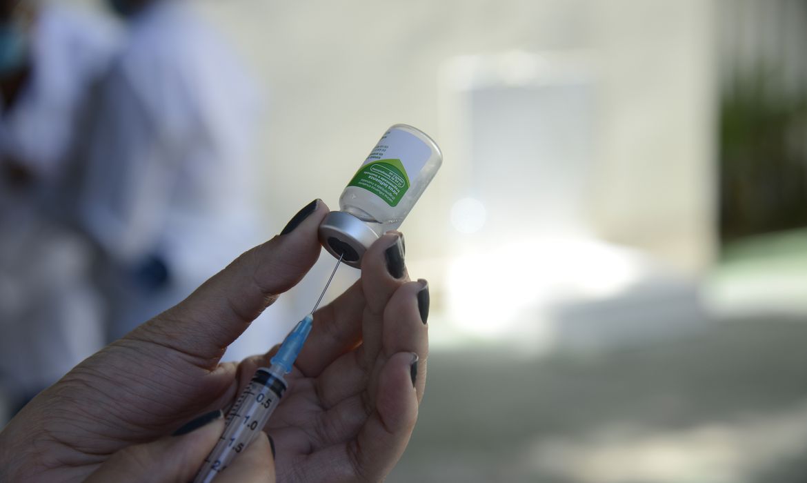 Profissionais da saúde também poderão tomar dose adicional