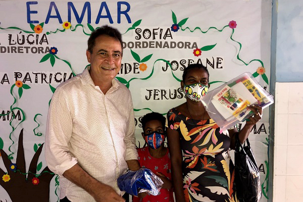 Secretário municipal de Educação, Roberto Franco, na entrega do kit escolar