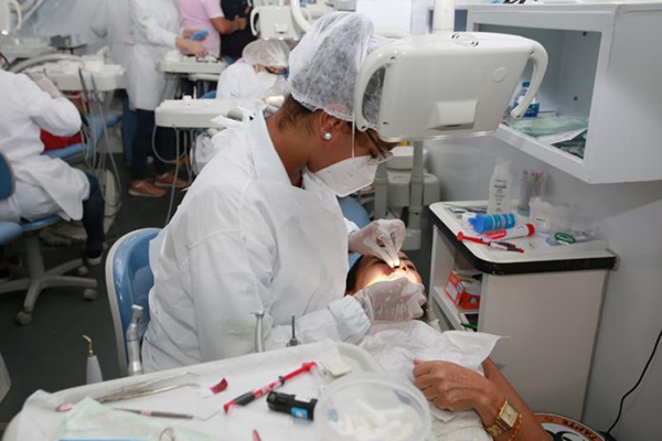 Atendimento odontológico na Feira Cidadã
