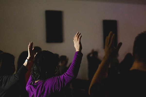 Fiéis durante celebração religiosa