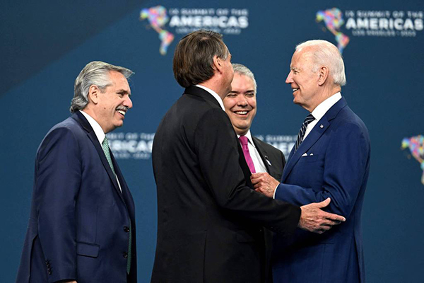 Presidente Jair Bolsonaro cumprimenta Joe Biden durante a Cúpula das Américas