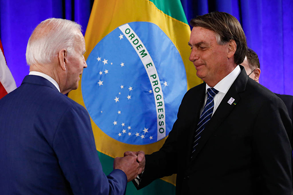 O presidente Jair Bolsonaro cumprimenta o presidente Joe Biden