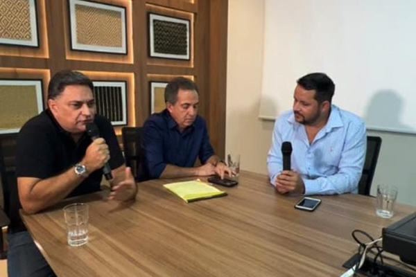 Luciano Araújo e Marcelo Araújo, à esquerda 