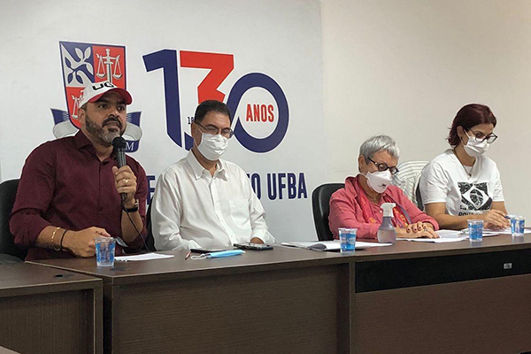 O presidente da UGT-BA, Marcelo Carvalho, primeiro à esquerda, em debate na UFBA