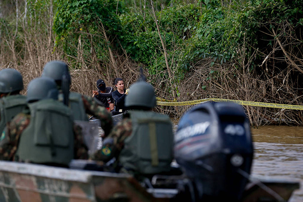 Policiais Federais realizam perícia e isolam uma parte da margem do rio Itaquaí
