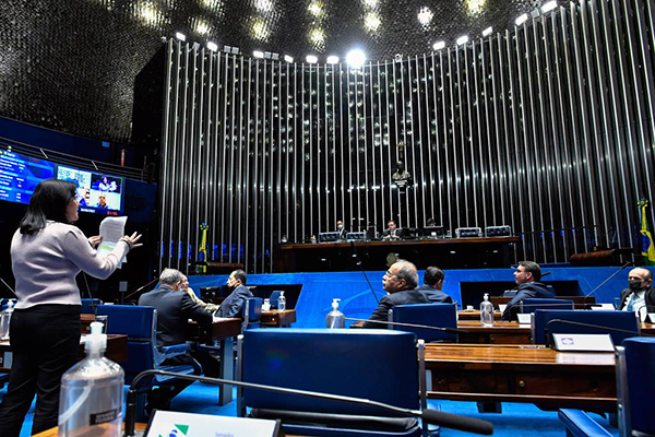 Líderes governistas buscam adiar instalação para depois das eleições; PSD é alvo de disputa