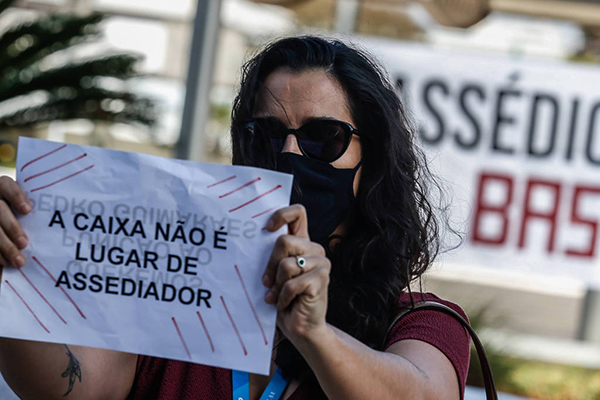 Protesto contra as denúncias de assédio sexual contra o ex-presidente da Caixa, Pedro Guimarães