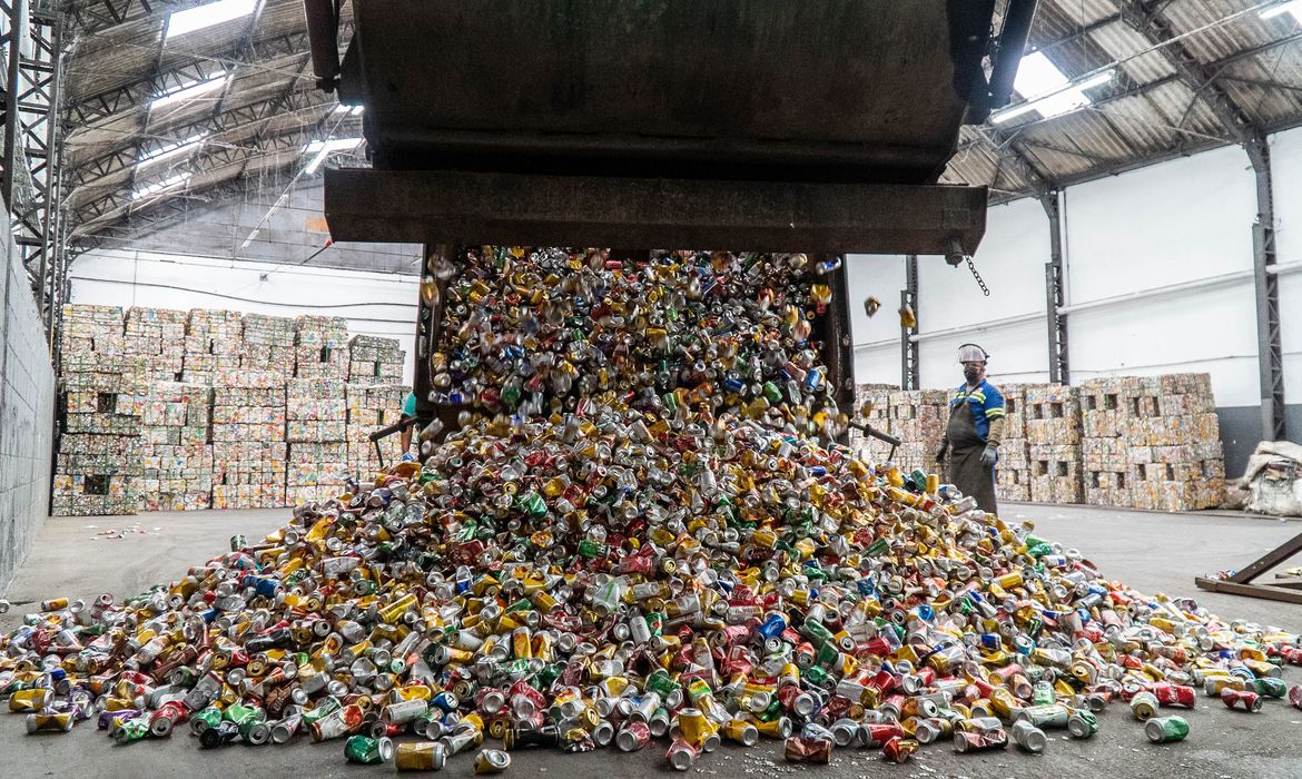 País produz 27,7 milhões de toneladas anuais de resíduos recicláveis