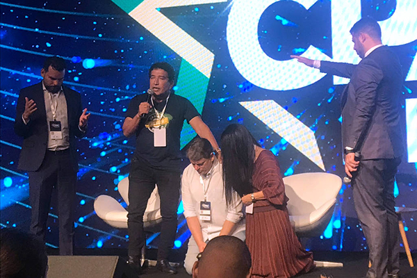 Tarcísio de Freitas recebe oração do ex-senador Magno Malta na Cpac, em Campinas