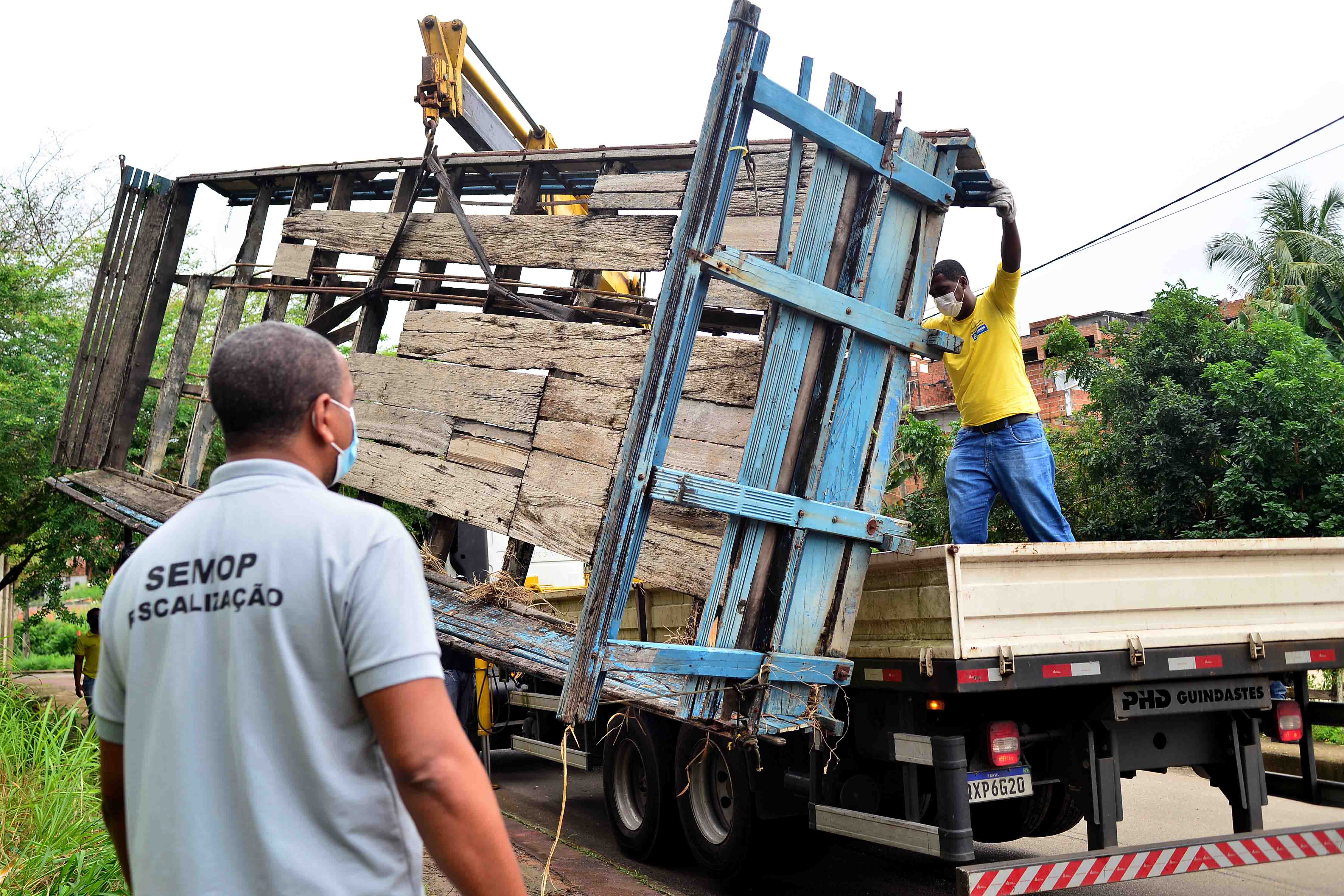 Foram recolhidas três sucatas e notificados os donos de outras quatro, em Sussuarana, na Rótula do Abacaxi e nas avenidas Barros Reis e Gal Costa