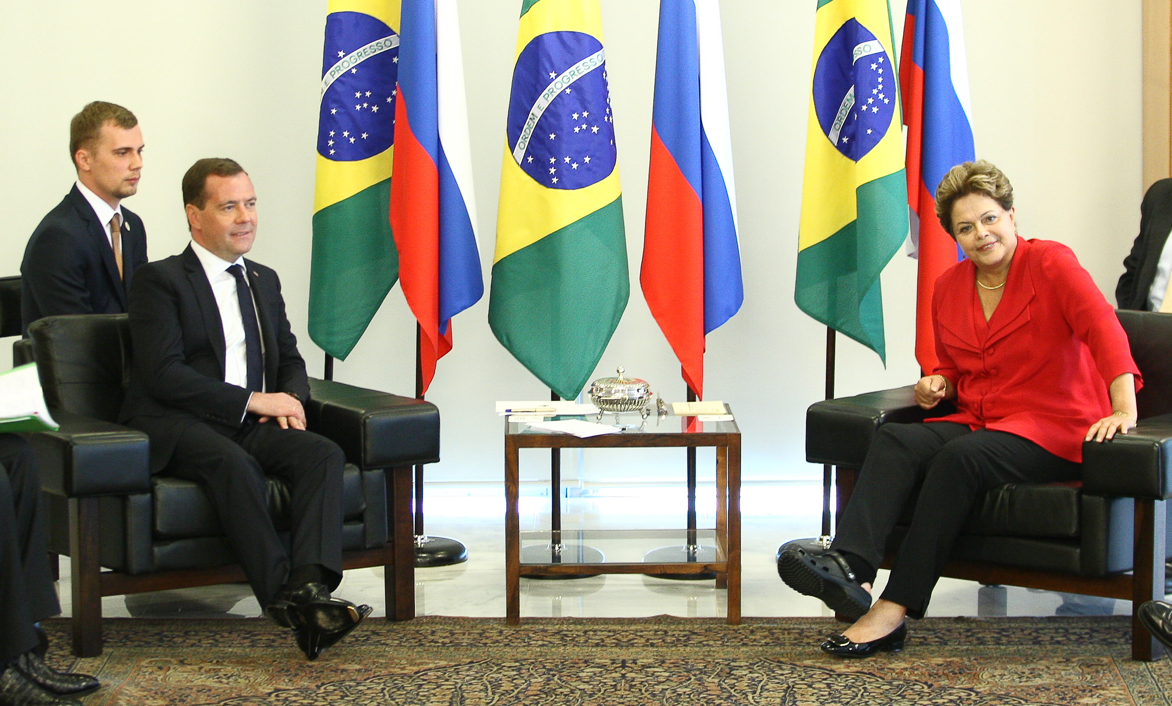 A ex-presidente Dilma Rousseff recebe o ex-Primeiro-Ministro da Rússia, Dmitri Medvedeve, em 2013 A ex-presidente Dilma Rousseff recebe o ex-Primeiro-Ministro da Rússia, Dmitri Medvedeve, em 2013