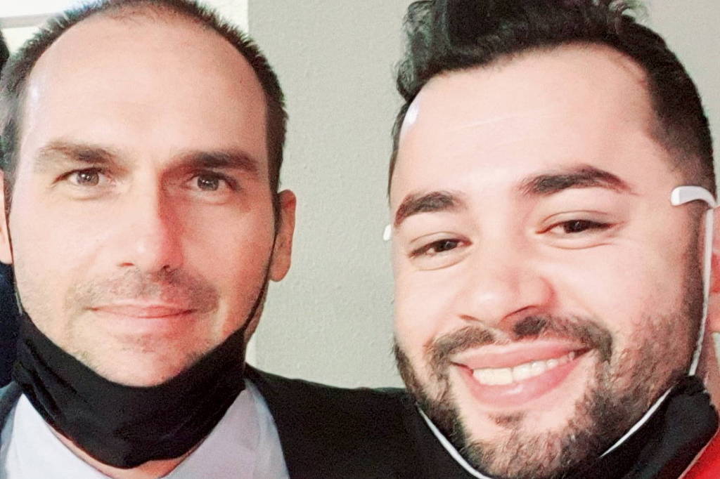 Jorge José da Rocha Guaranho ao lado de Eduardo Bolsonaro, em 2021