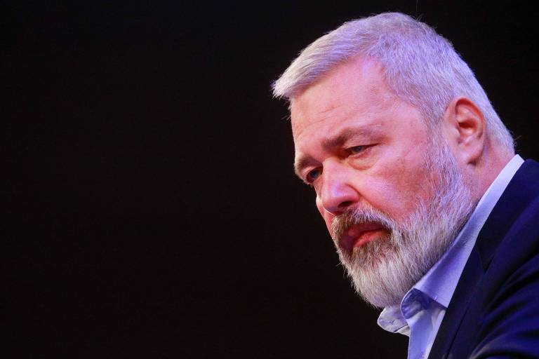 O jornalisra russo Dmitri Muratov durante leilão de sua medalha do prêmio Nobel da Paz, em Nova York