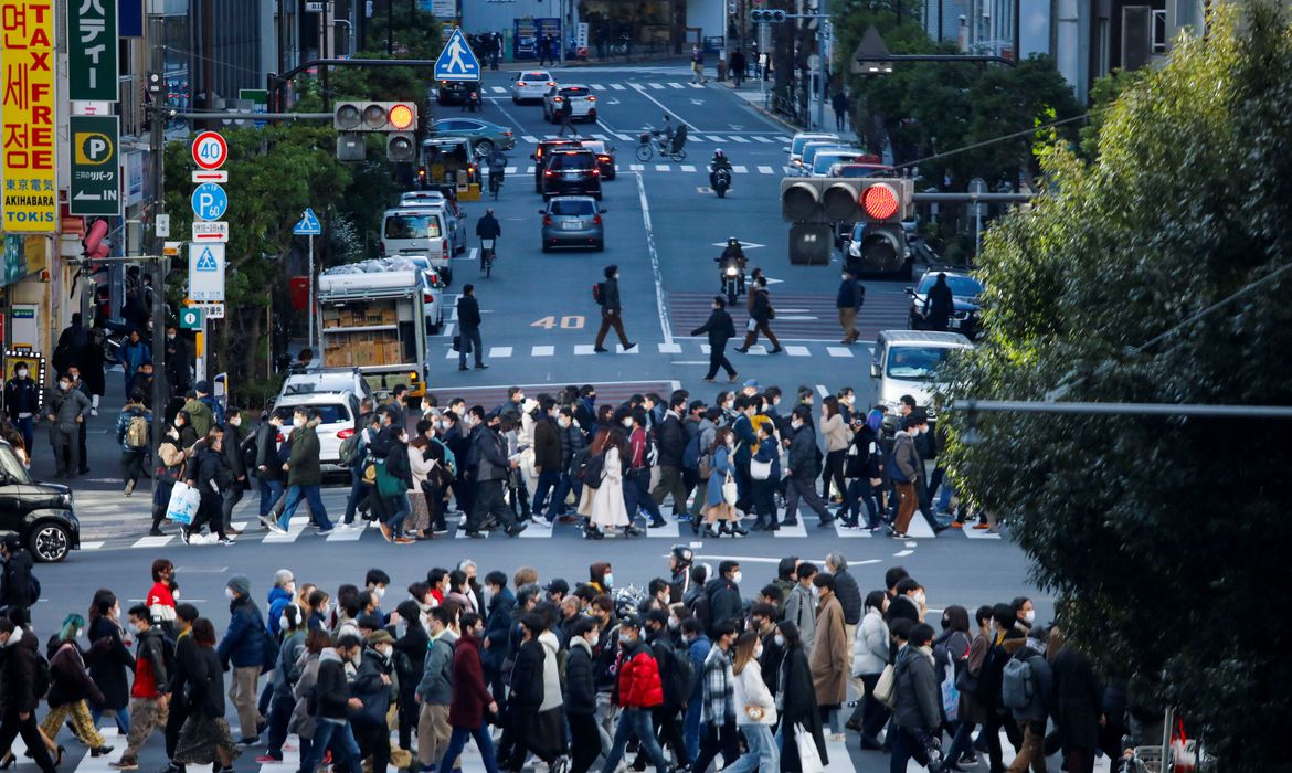 Crescem casos graves e internações no país Crescem casos graves e internações no país