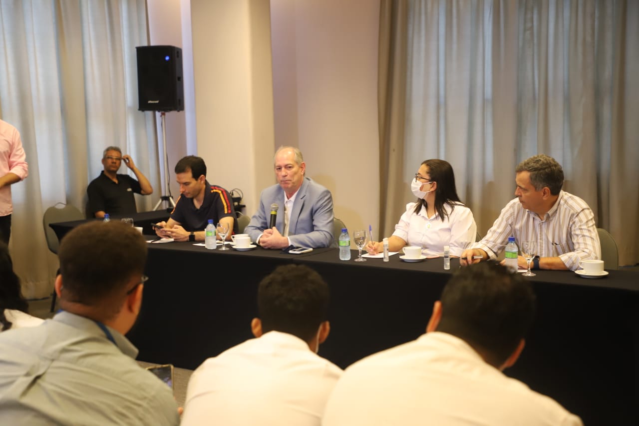 Ciro desembarcou nesta sexta (01) em Salvador para cumprir uma agenda de três dias na Bahia Ciro desembarcou nesta sexta (01) em Salvador para cumprir uma agenda de três dias na Bahia