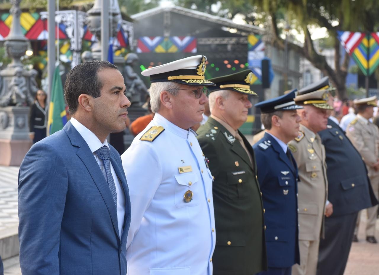 O prefeito Bruno Reis, ao lado de autoridades militares, participa de segunda parte do Cortejo do 2 de Julho