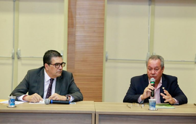 O procurador-geral do Estado, Paulo Moreno e o presidente da Fieb, Ricardo Alban