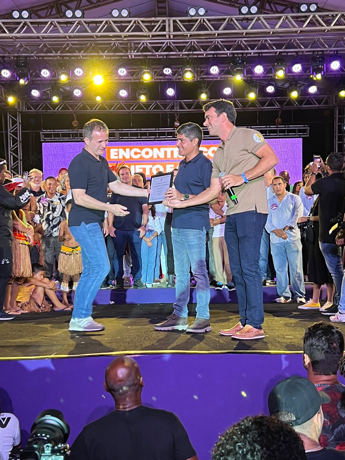 Rotuno, que é pré-candidato a deputado federal pelo PSDB, se emocionou com a surpresa, que foi aprovada pela Assembleia Legislativa da Bahia (AL-BA) em maio deste ano