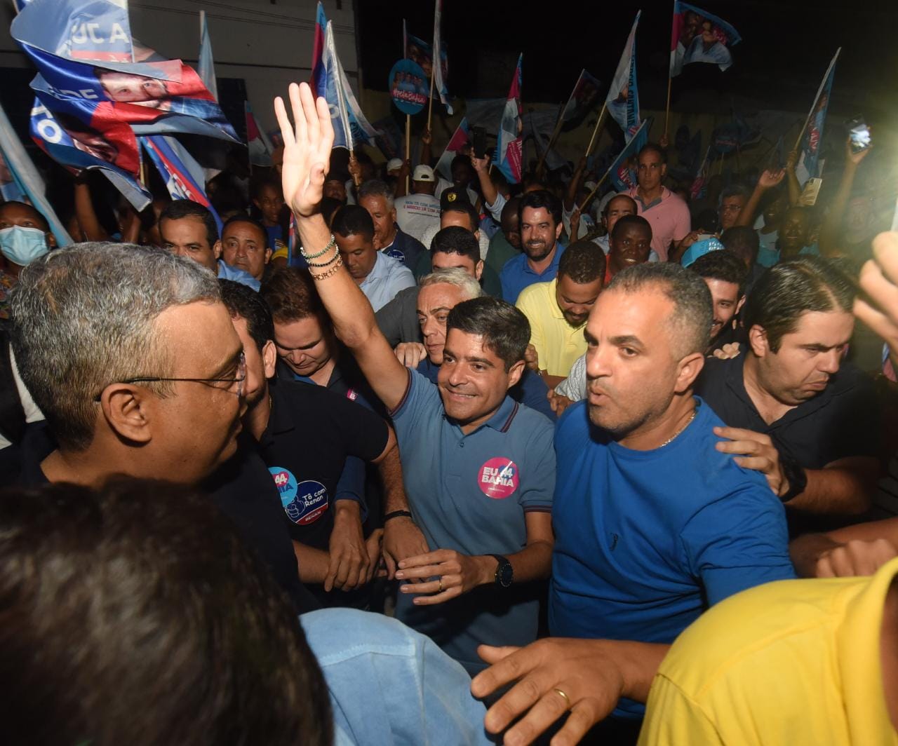 Pré-candidato a governador foi recebido por multidão nas ruas de Cruz das Almas e reafirmou que está desprendido de linhas ideológicas Pré-candidato a governador foi recebido por multidão nas ruas de Cruz das Almas e reafirmou que está desprendido de linhas ideológicas