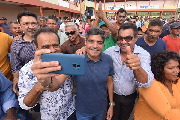 ACM Neto com apoiadores em Utinga