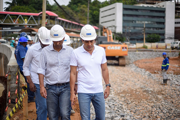 Prefeito Bruno Reis vistoria obra na Avenida Magalhães Neto