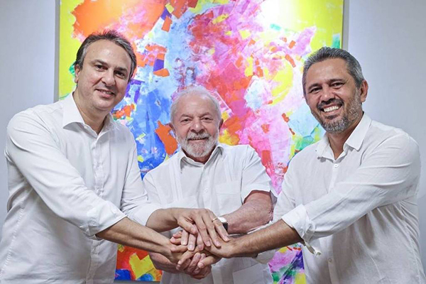 Lula com o ex-governador do Ceará Camilo Santana e o pré-candidato do PT ao governo Elmano de Freitas
