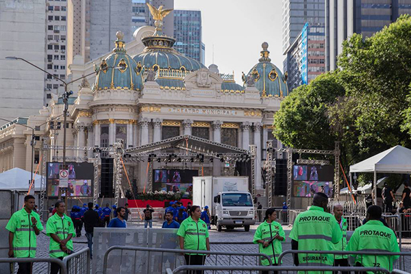 Esquema de segurança na Cinelândia, no centro do Rio de Janeiro, para evento com Lula