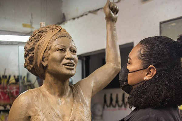 Luyara Santos, filha de Marielle, observa a estátua da mãe 