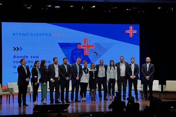 Presidente da Caixa, Daniella Marques (de casaco branco), e vice-presidentes da Caixa, que já aparecem sem gravata 