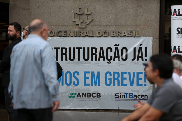 Servidores protestaram em frente à sede do Banco Central, em Brasília Servidores protestaram em frente à sede do Banco Central, em Brasília