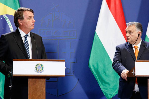 O presidente Jair Bolsonaro ao lado do premiê da Hungria, Viktor Orbán, durante entrevista coletiva em Budapeste