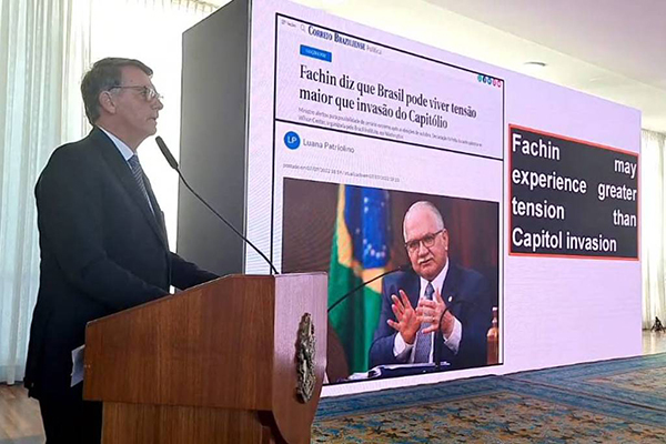 O presidente Jair Bolsonaro durante evento com embaixadores