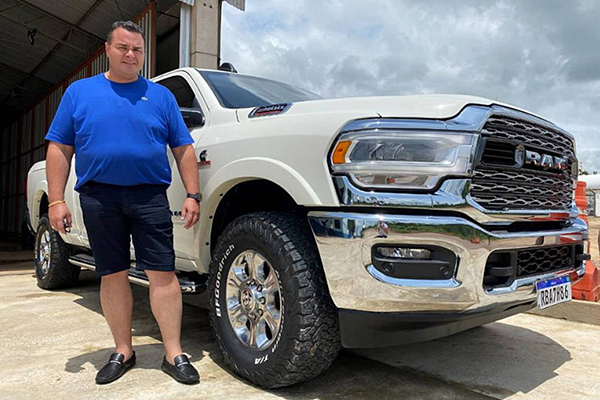 Márcio Macedo Sobrinho aparece em foto com caminhonete importada 