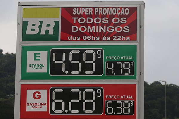 Preços de combustíveis em posto de São Paulo