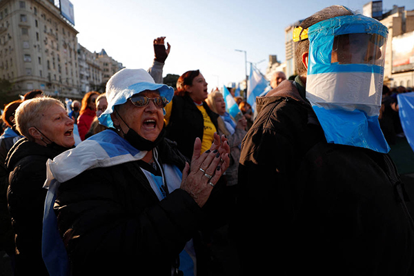 Manifestantes contra Alberto Fernández 