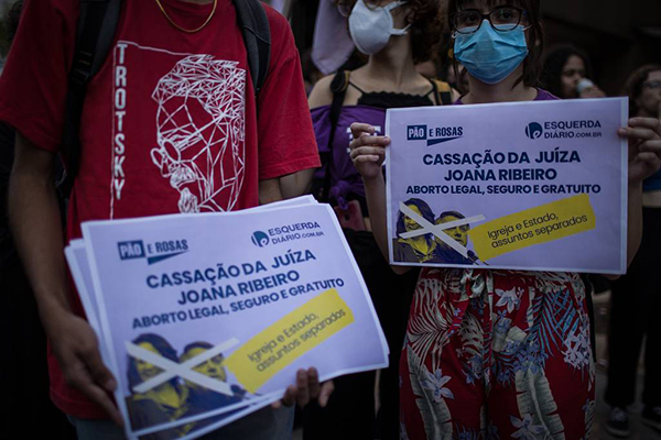 Protesto realizado em junho deste ano em SP contra juíza que induziu menina de 11 anos a desistir de aborto legal 