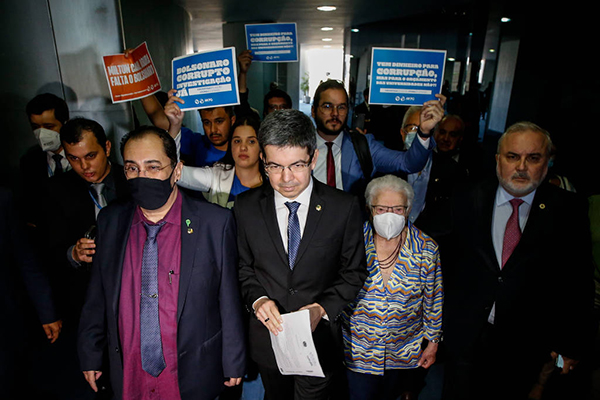 O senador Randolfe Rodrigues protocolou requerimento para instalação da CPI do MEC com 28 assinaturas O senador Randolfe Rodrigues protocolou requerimento para instalação da CPI do MEC com 28 assinaturas