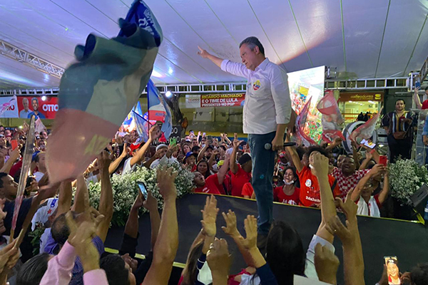 Rui Costa durante plenária em Jequié