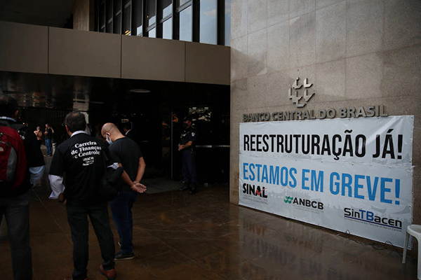 Em greve, servidores do Banco Central protestaram em frente à sede da autarquia