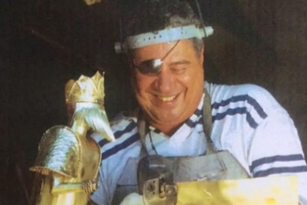 O escultor Tatti Moreno