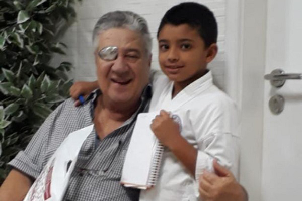 O artista Tatti Moreno com o pequeno Eduardo Paiva