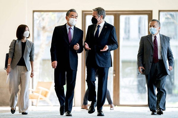 O chanceler chinês, Wang Yi, conversa com o secretário de Estado dos EUA, Antony Blinken