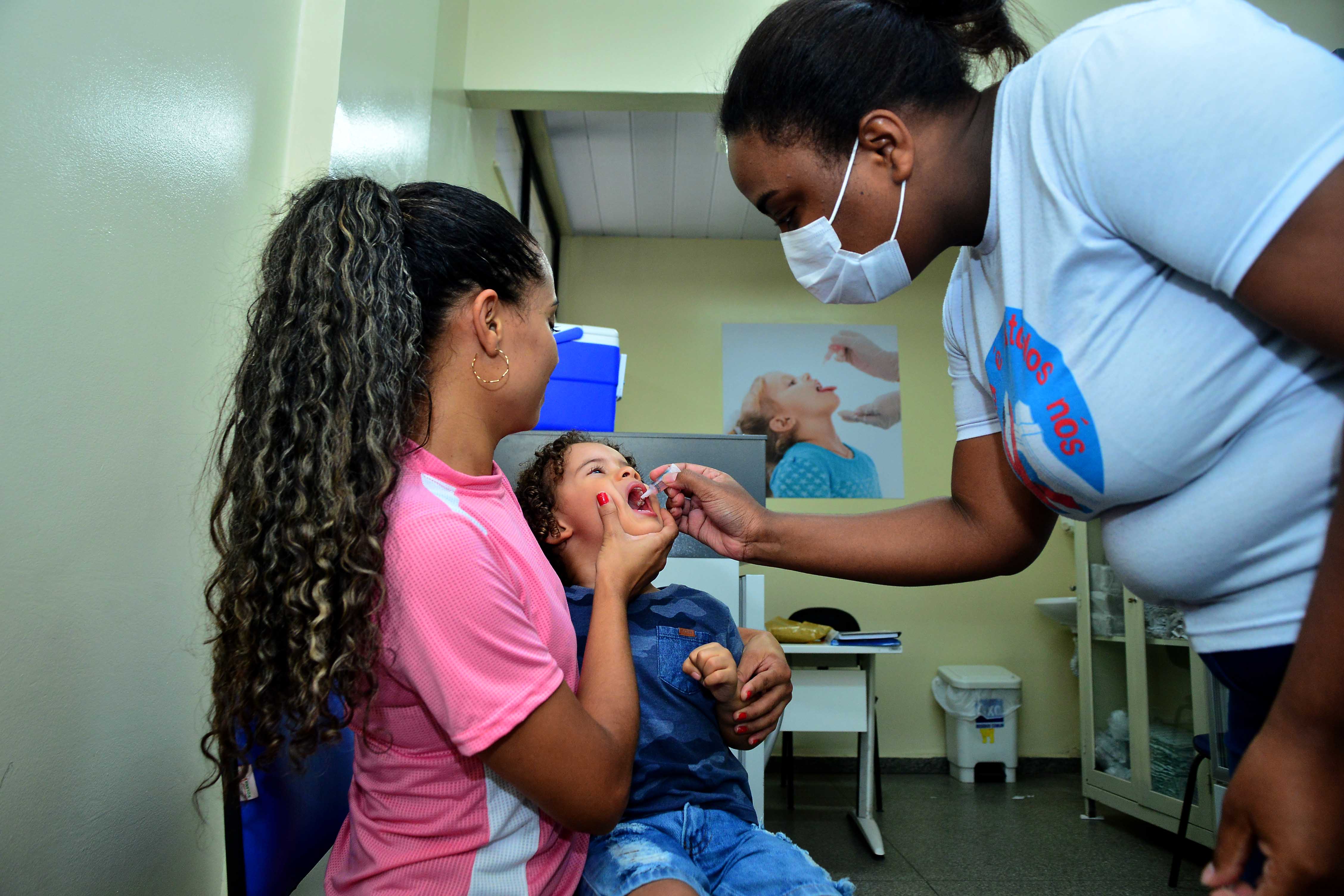 Criança é imunizada em campanha de vacinação em Salvador