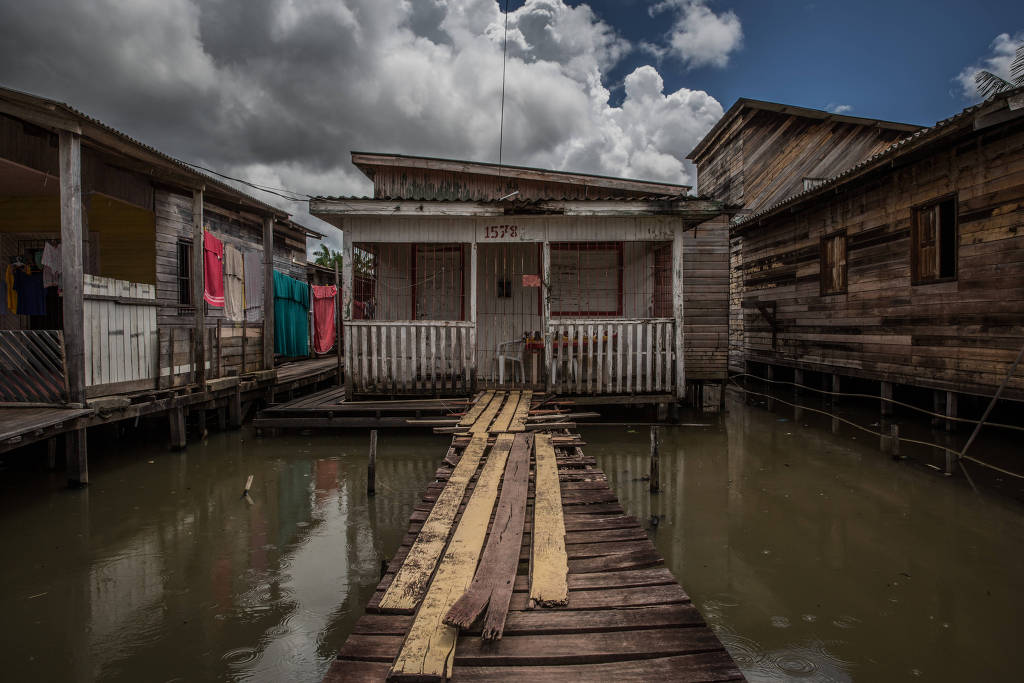 Casas sem saneamento em Macapá, em bairro de palafitas Casas sem saneamento em Macapá, em bairro de palafitas