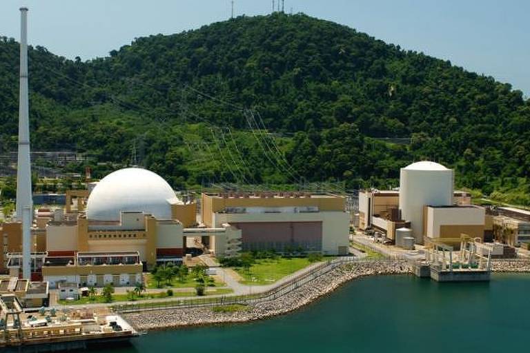 Usinas Angra 2 (à esquerda) e Angra 1 (à direita); os reatores, onde a energia nuclear é gerada, ficam dentro das estruturas brancas