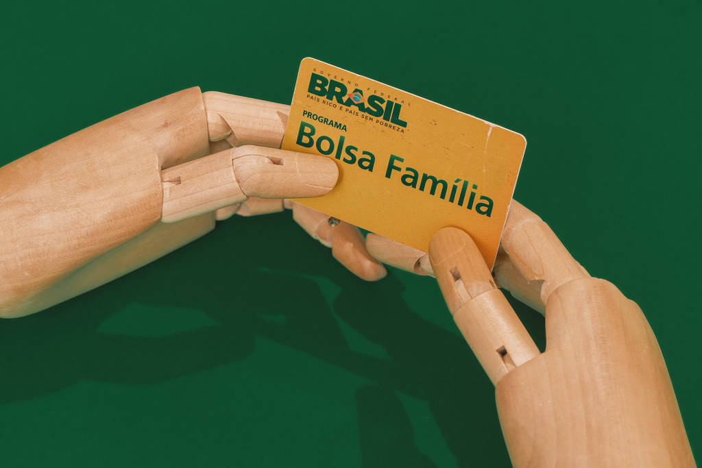 Cartão do Bolsa Família, marca que deve ser retomada por Lula caso vença as eleições