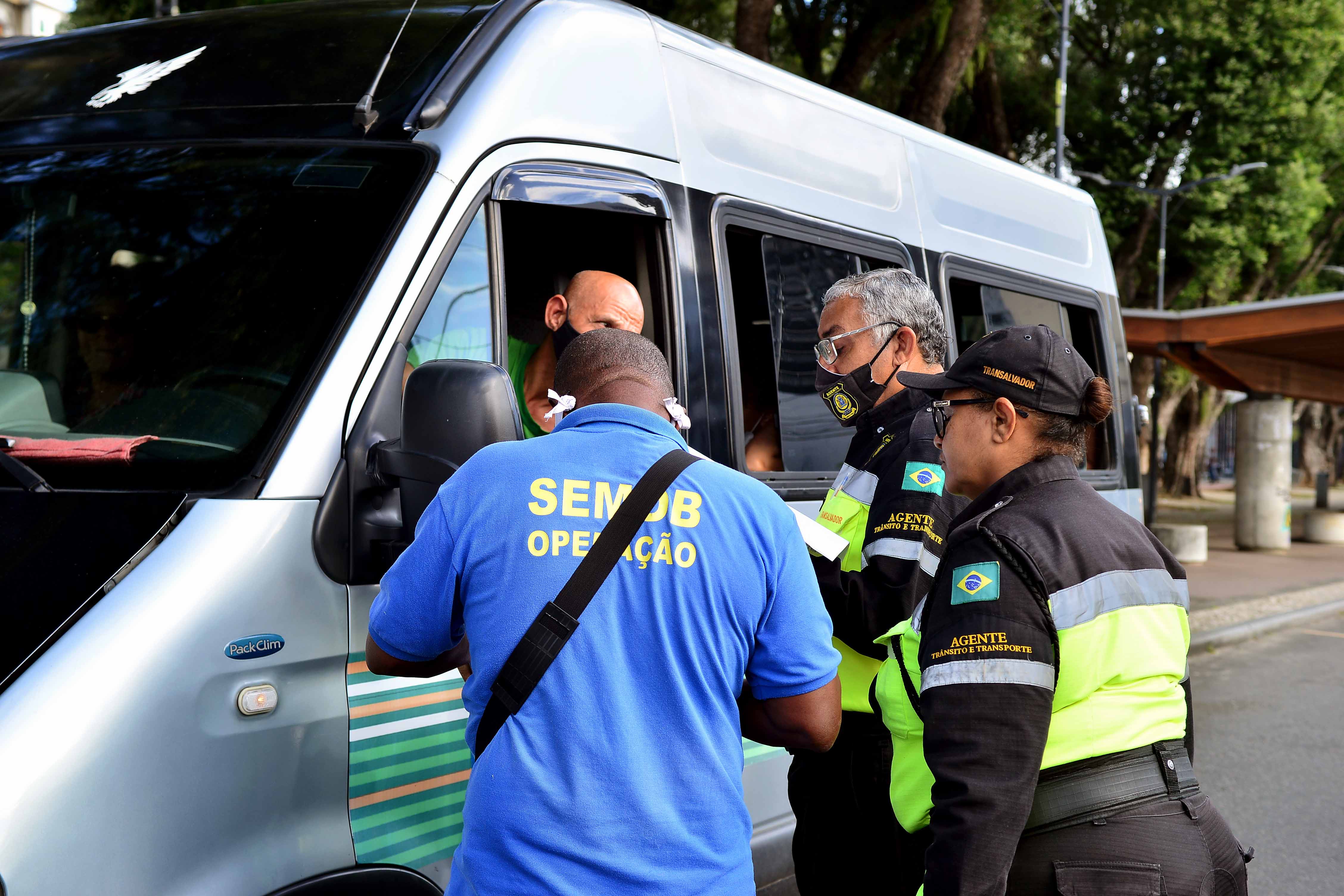 Agentes da Semob e da Transalvador realizam fiscalização no bairro do Comércio