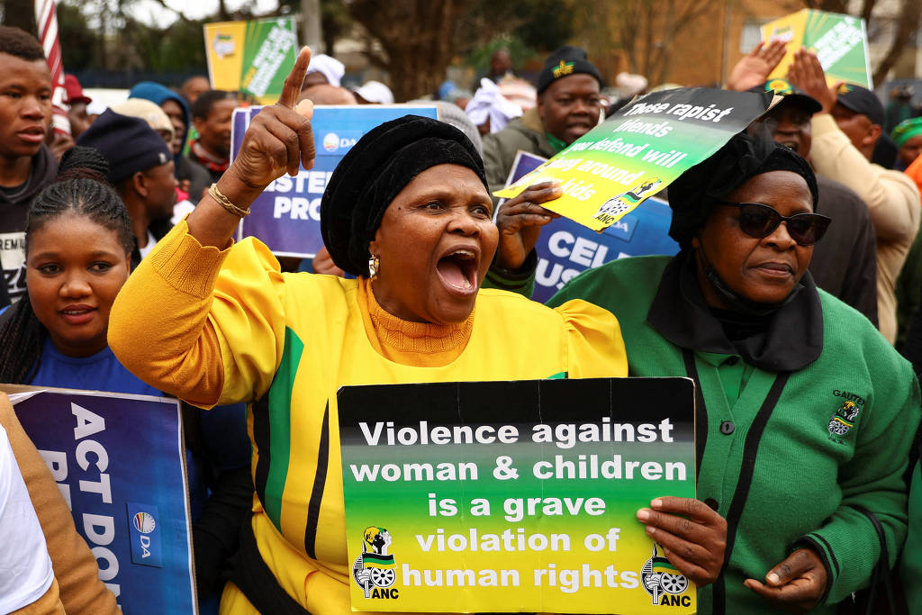 Manifestantes carregam cartazes contra violência de gênero após estupro coletivo em Krugersdorp, a oeste de Joanesburgo, na África do Sul Manifestantes carregam cartazes contra violência de gênero após estupro coletivo em Krugersdorp, a oeste de Joanesburgo, na África do Sul