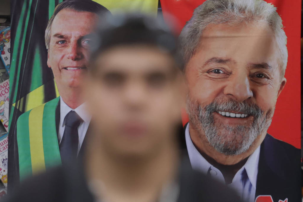 Toalhas com imagens do presidente Jair Bolsonaro (PL) e do ex-presidente Lula (PT)