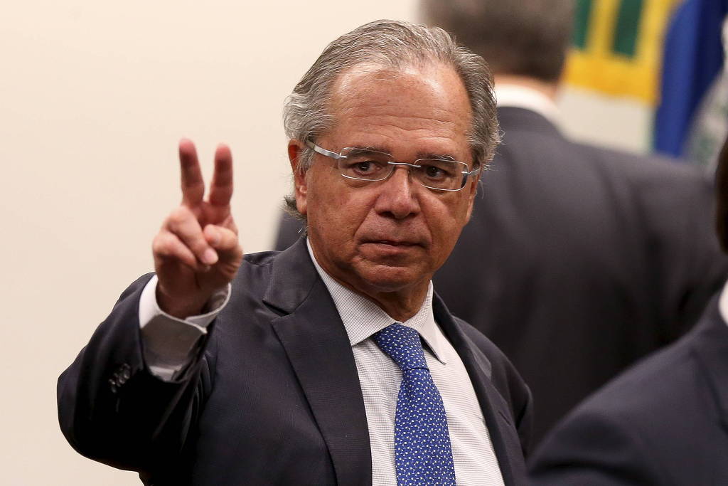 O ministro Paulo Guedes (Economia) disse em 2020 que o governo havia colocado uma granada no bolso do inimigo, referindo-se ao congelamento salarial de dois anos para os servidores